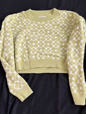 Hollister Lemon Green and White Patterned Cropped Crewneck Sweater